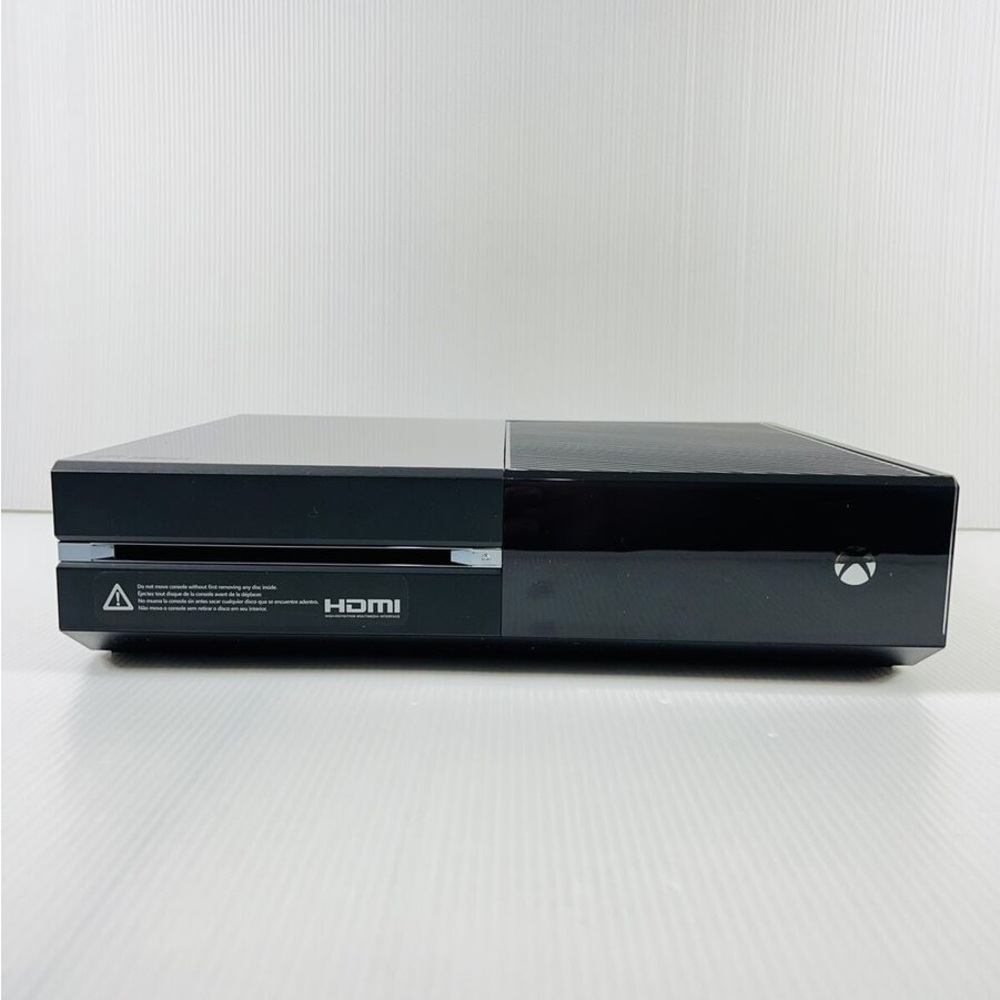 Xbox one 1540 like new. Used a few times, comes with controllers and equipment.